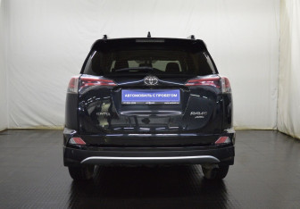 Подержанный автомобиль Toyota RAV4 2016 года (6 фото)