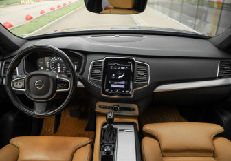 Подержанный автомобиль Volvo XC90 2019 года (14 фото)