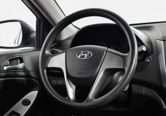 Подержанный автомобиль Hyundai Solaris Hatchback 2015 года (14 фото)