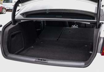Подержанный автомобиль Audi A4 Sedan 2014 года (26 фото)