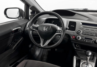 Подержанный автомобиль Honda Civic Sedan 2007 года (14 фото)