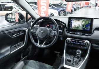Подержанный автомобиль Toyota RAV4 2022 года (16 фото)