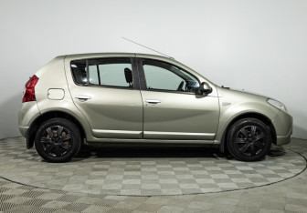 Подержанный автомобиль Renault Sandero 2013 года (4 фото)