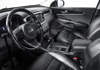 Подержанный автомобиль Kia Sorento 2017 года (9 фото)