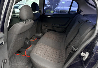 Подержанный автомобиль Opel Astra Hatchback 2003 года (9 фото)