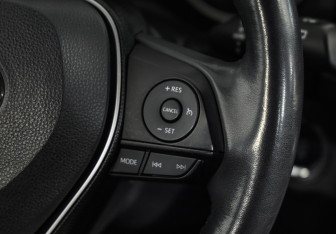 Подержанный автомобиль Toyota RAV4 2020 года (12 фото)
