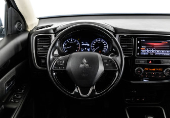 Подержанный автомобиль Mitsubishi Outlander 2019 года (11 фото)