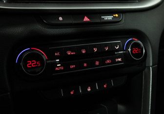 Подержанный автомобиль Kia Ceed Hatchback 2022 года (16 фото)