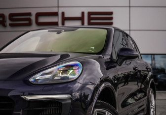 Подержанный автомобиль Porsche Cayenne 2017 года (2 фото)