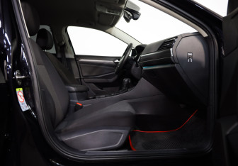 Подержанный автомобиль Volkswagen Jetta Sedan 2020 года (20 фото)