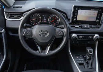 Подержанный автомобиль Toyota RAV4 2021 года (14 фото)
