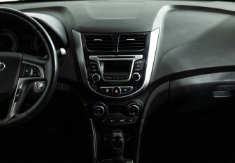 Подержанный автомобиль Hyundai Solaris Hatchback 2016 года (14 фото)