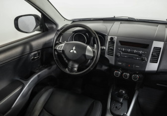 Подержанный автомобиль Mitsubishi Outlander 2012 года (9 фото)