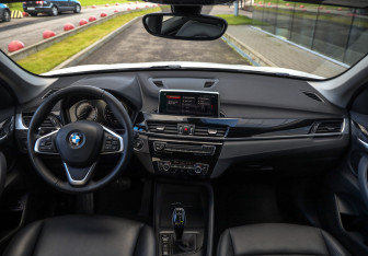 Подержанный автомобиль BMW X1 2021 года (12 фото)