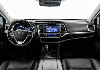 Подержанный автомобиль Toyota Highlander 2018 года (12 фото)