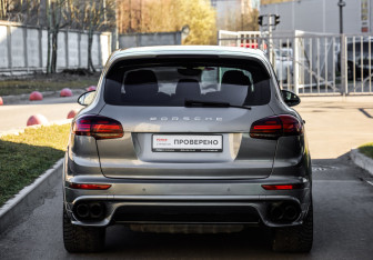 Подержанный автомобиль Porsche Cayenne 2015 года (6 фото)