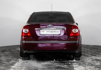 Подержанный автомобиль Ford Focus Sedan 2007 года (6 фото)