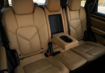 Подержанный автомобиль Porsche Cayenne 2014 года (31 фото)