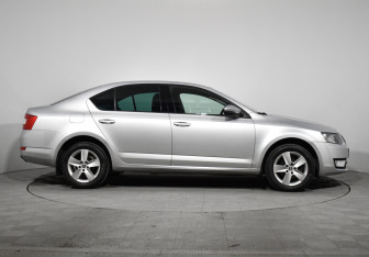 Подержанный автомобиль Skoda Octavia Liftback 2015 года (4 фото)