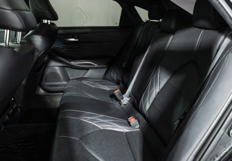 Подержанный автомобиль Toyota Avalon 2022 года (10 фото)