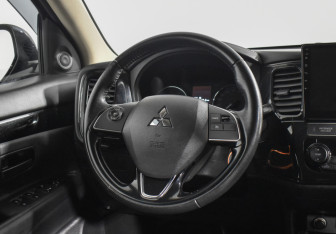 Подержанный автомобиль Mitsubishi Outlander 2019 года (14 фото)