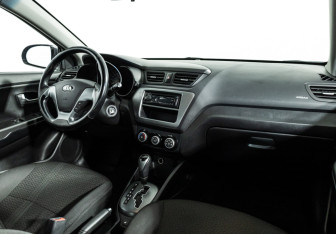 Подержанный автомобиль Kia Rio Sedan 2015 года (9 фото)