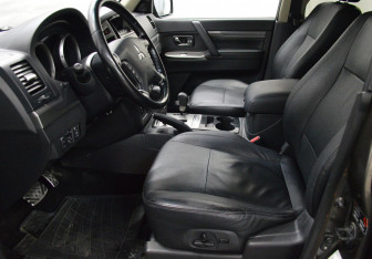 Подержанный автомобиль Mitsubishi Pajero 2015 года (8 фото)