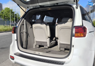 Подержанный автомобиль Kia Carnival 2018 года (10 фото)
