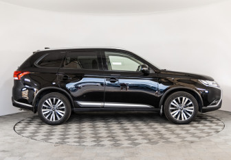 Подержанный автомобиль Mitsubishi Outlander 2020 года (4 фото)