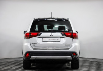 Подержанный автомобиль Mitsubishi Outlander 2016 года (6 фото)