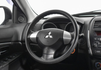 Подержанный автомобиль Mitsubishi ASX 2012 года (14 фото)