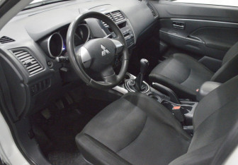 Подержанный автомобиль Mitsubishi ASX 2011 года (10 фото)