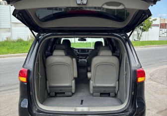 Подержанный автомобиль Kia Carnival 2017 года (9 фото)