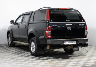 Подержанный автомобиль Toyota Hilux 2014 года (7 фото)