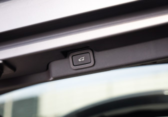 Подержанный автомобиль Land Rover Discovery 2017 года (34 фото)