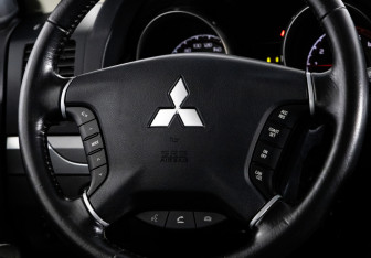 Подержанный автомобиль Mitsubishi Pajero 2014 года (11 фото)