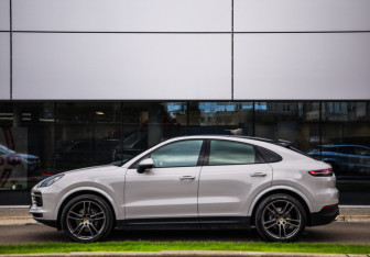 Подержанный автомобиль Porsche Cayenne 2021 года (9 фото)