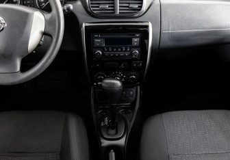 Подержанный автомобиль Nissan Terrano 2014 года (11 фото)