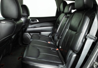 Подержанный автомобиль Nissan Pathfinder 2015 года (10 фото)