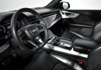 Подержанный автомобиль Audi Q8 2019 года (9 фото)