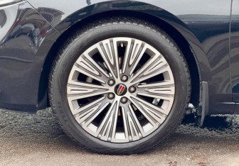 Подержанный автомобиль Hongqi H5 2022 года (9 фото)