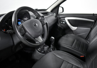 Подержанный автомобиль Nissan Terrano 2017 года (9 фото)