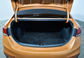 Подержанный автомобиль Hyundai Solaris Sedan 2017 года (17 фото)