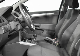 Подержанный автомобиль Opel Astra Sedan 2012 года (10 фото)