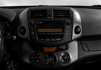 Подержанный автомобиль Toyota RAV4 2010 года (16 фото)