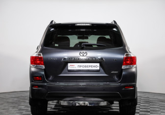 Подержанный автомобиль Toyota Highlander 2011 года (6 фото)