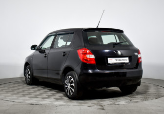 Подержанный автомобиль Skoda Fabia Hatchback 2010 года (7 фото)