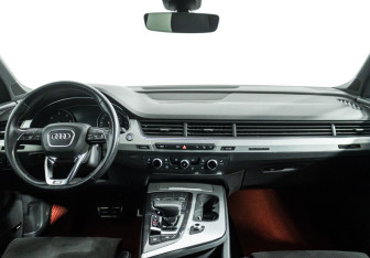 Подержанный автомобиль Audi Q7 2018 года (13 фото)