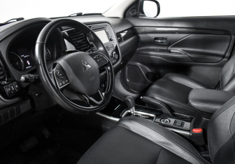 Подержанный автомобиль Mitsubishi Outlander 2017 года (9 фото)