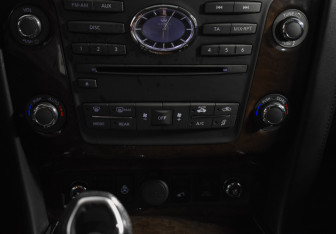 Подержанный автомобиль Infiniti QX56 2011 года (18 фото)